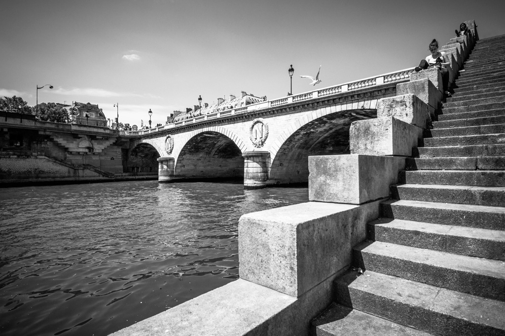 Paris rive gauche, escaliers menant aux quais de Seine noir et blanc